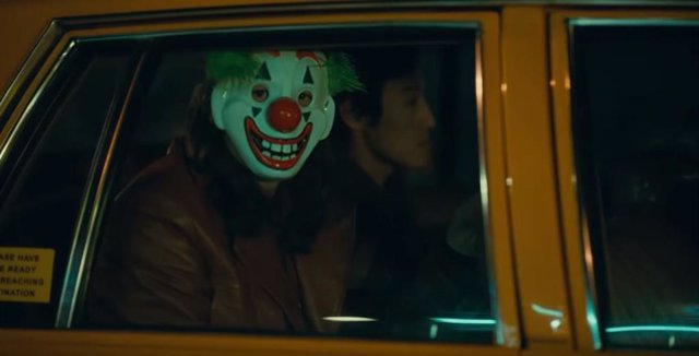 Uno de los seguidores enmascarados de Joker en la película