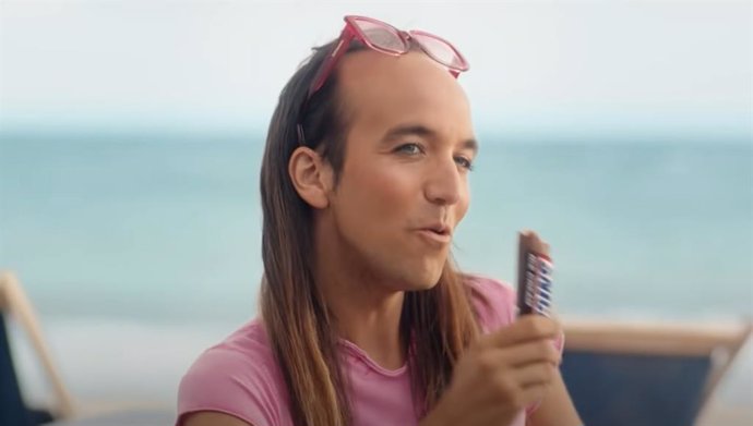 Fotograma del anuncio de Snickers en el que se ve a Aless Gibaja.