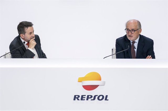 Archivo - El consejero delegado de Repsol, Josu Jon Imaz (i), y el presidente de Repsol, Antonio Brufau (d), durante la Junta General de Accionistas de Repsol, en el Palacio Municipal de Congresos de Campo de las Naciones, a 6 de mayo de 2022, en Madrid (