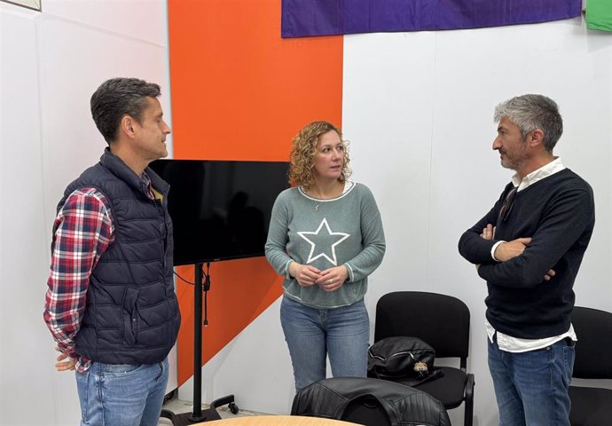 Susana Hornillo se reúne con dirigentes de las asociaciones del taxi de Sevilla.