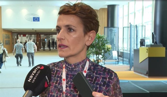 La presidenta de Navarra, María Chivite, atiende a los medios informativos en Bruselas.