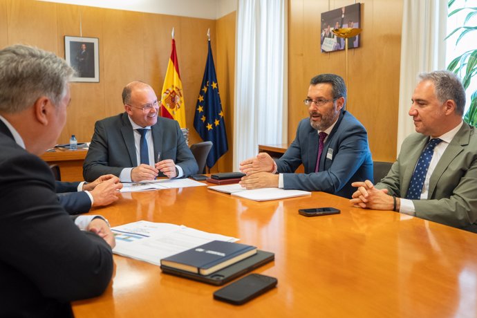 El alcalde de La Línea de la Concepción (Cádiz), Juan Franco, en una reunión con los diputados del PP, Ignacio Romaní y Elías Bendodo