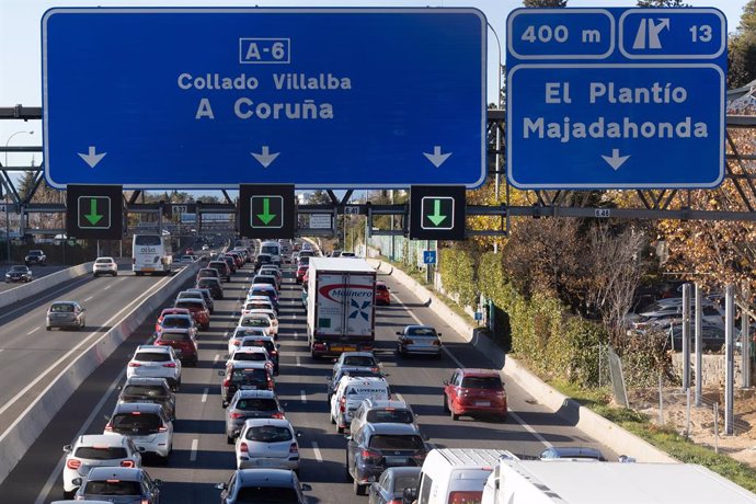 Archivo - Atasco en la A-6, a 20 de diciembre de 2024, en Madrid (España). 
