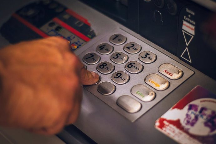 El botón que siempre debes pulsar en el cajero automático (ATM) para evitar estafas