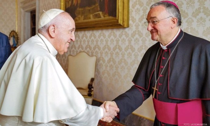 El Papa Francisco estrecha la mano del obispo de Almería, Antonio Cantero.