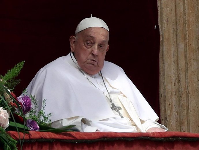 El Papa Francisco, este Domingo de Resurrección en el balcón central de la Basílica de San Pedro en El Vaticano/Archivo