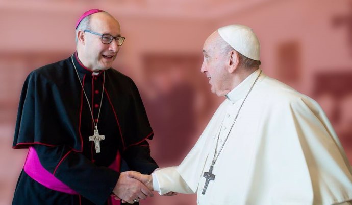 Archivo - El papa Francisco, junto al obispo de Teruel y Albarracín, José Antonio Satué.