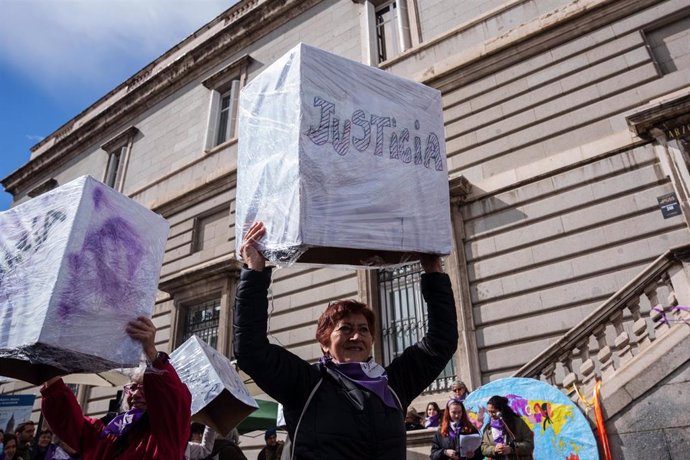 Archivo - Dos mujeres durante una concentración de la Revuelta de Mujeres en la Iglesia de Madrid, frente a la Catedral de la Almudena, a 9 de marzo de 2025, en Madrid (España). 