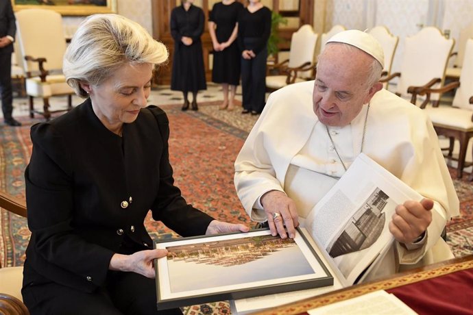Archivo - La presidenta de la Comisión Europea, Ursula von der Leyen, y el Papa Francisco 