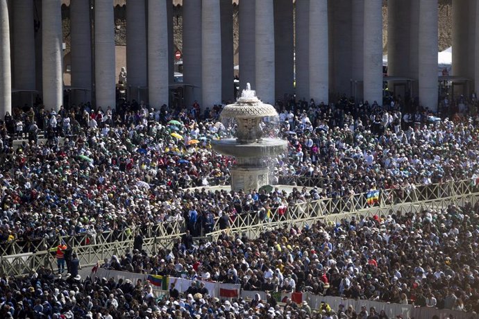 Miles de personas durante el funeral del Papa, en la plaza de San Pedro, a 26 de abril de 2025, en Ciudad del Vaticano. 