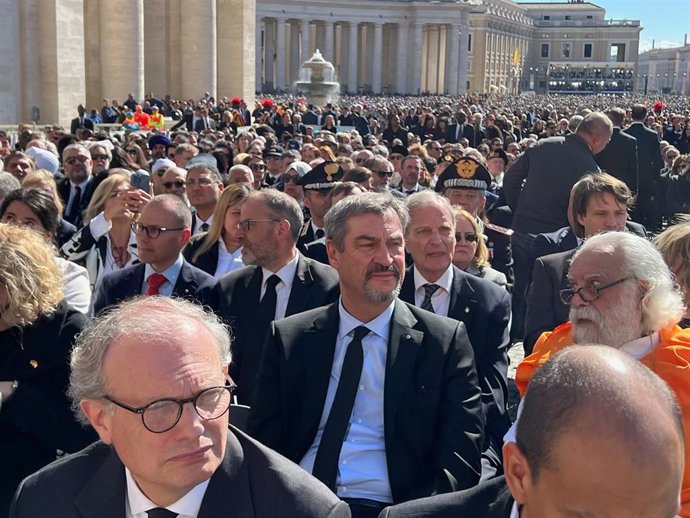 HANDOUT - 26 April 2025, Vatican, Vatican City: Markus Soeder (C), Minister President of Bavaria, attends the funeral mass for the late Pope Francis in St. Peter's Square. The Argentine pontiff, who led the Catholic Church from 2013, died on Easter Monday
