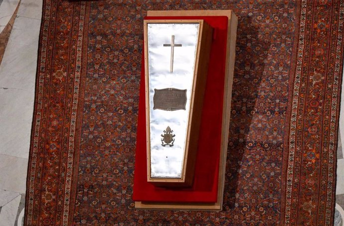 Ceremonia del sellado del ataúd del Papa Francisco, en la Basílica de San Pedro, a 25 de abril de 2025, en Ciudad del Vaticano. Fue una ceremonia privada, a la que asistieron funcionarios del Vaticano y algunos miembros de la familia del Papa. Terminada l