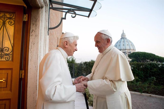 Archivo - El Papa Francisco y el Papa Benedicto XVI en una fotografía de archivo.
