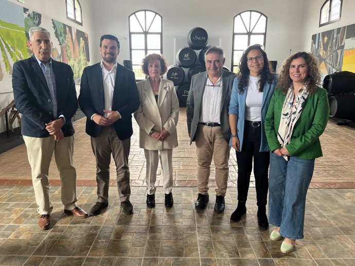El delegado territorial de Agricultura, de la Junta en Cádiz, Francisco Moreno, junto a la presidenta del Grupo de Desarrollo Rural Campiña de Jerez y Costa Noroeste, Susana Sánchez. en la visita a Gdr Vinum en Chipiona (Cádiz).