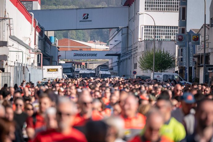 Decenas de personas durante la manifestación de la plantilla de Bridgestone en la jornada de huelga por el ERE, a 8 de abril de 2025, en Basauri, Vizcaya, País Vasco (España). 