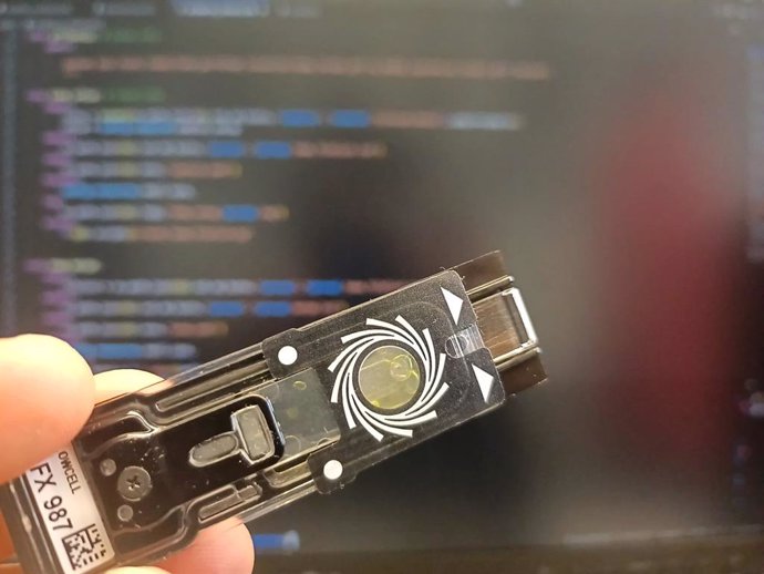 Un flowcell o cambra de flux, element de seqüenciació transcriptòmica de lectures llargues mitjançant Nanoporos, avaluat per l’equip de l’I2SysBio (CSIC – Universitat de València).