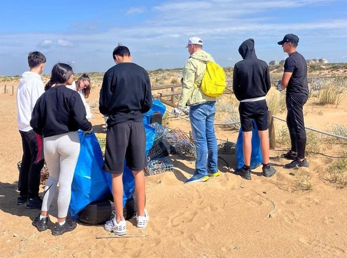 Voluntariado de menores infractores de Huelva en el paraje Marismas del Odiel.