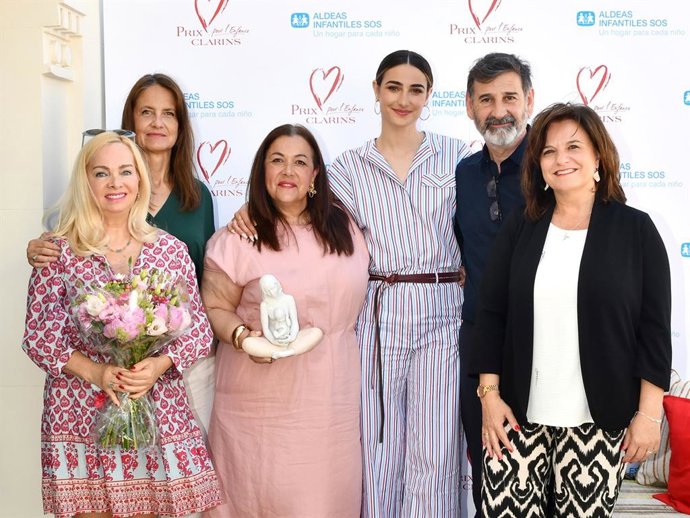 Clarins ha entregado su Premio por la Infancia 2025 a Lourdes Fandiño Carballeda